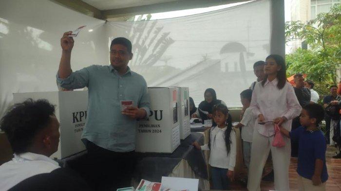 Calon Gubernur Sumatara Utara (Cagub Sumutl) Bobby Nasution, tiba di lokasi Tempat Pemungutan Suara (TPS) 15  Jalan Tasbih Komplek Tasbih Blok VV, Kelurahan Asam Kumbang, Kecamatan Medan Selayang