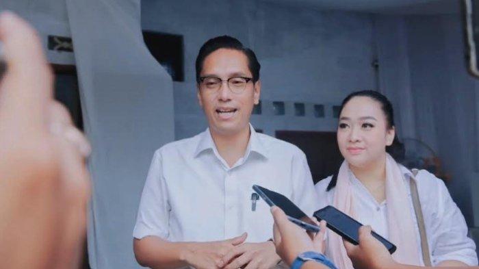 Calon Walikota Medan Rico Waas saat diwawancarai seusai memilih pada saat pemungutan suara 27 November 2024. Rico yang diusung 8 partai keluar sebagai calon Walikota Medan peraih suara terbanyak berdasarkan  rekapitulasi KPU.