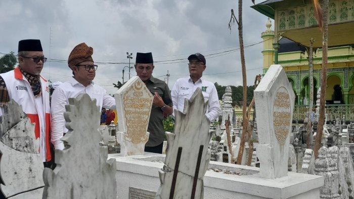 Calon wakil presiden Muhaimin Iskandar (Cak Imin) turut berziarah ke makam pahlawan nasional Amir Hamzah yang ada di Kecamatan Tanjung Pura, Kabupaten Langkat, Jumat (8/12/2023). /Anugrah Nasution. 