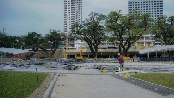 Sejumlah pekerja proyek tengah bekerja menyelesaikan Proyek Revitalisasi Lapangan Merdeka,Rabu (22/1/2025). Ketua DPRD Medan minta, proyek revitalisasi Lapangan Merdeka segera diselesaikan.