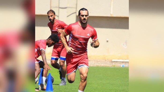 Carlos Lomba memiliki kontrak yang sudah habis di Akhha Al-Ahly per 1 Juni 2023 lalu, sehingga membuka jalan negosiasi bagi PSMS Medan untuk menggaet pemain jebolan Braga tersebut.