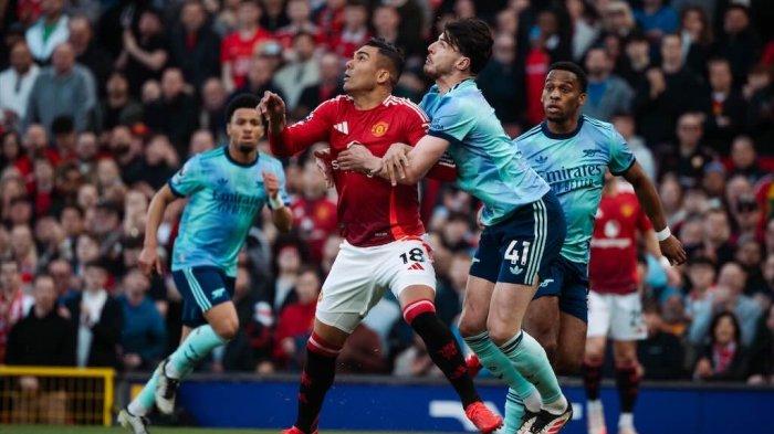 DUEL - Gelandang Man United, Casemiro berduel di gelandang Arsenal, Declan Rice pada pekan ke-28 Liga Inggris 2024-2025. Duel akbar Manchester United versus Arsenal menjadi menu utama pada matchday ke-28 Liga Inggris, hasilnya imbang 1-1.