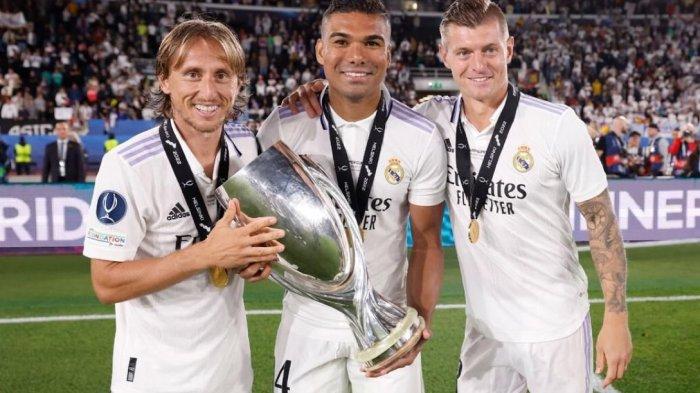 Pemain Real Madrid Luka Modric (kiri), Casemiro (tengah) dan Toni Kroos