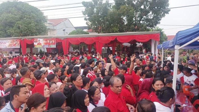 Ribuan orang antusias mengikuti Cek Kesehatan Gratis bersama politisi PDI Perjuangan Yasonna Laoly dan Landen Marbun di Rumah Aspirasi PDIP, Jalan Purwosari, Kecamatan Medan Timur, 22 Oktober 2023.
