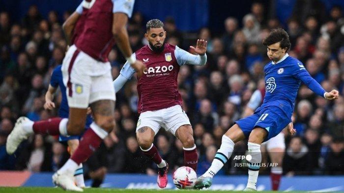Pemain Chelsea Joao Felix (kanan) mengontrol bola di pertandingan Liga Premier Inggris melawan Aston Villa di Stamford Bridge pada 1 April 2023. (JUSTIN TALLIS / AFP)