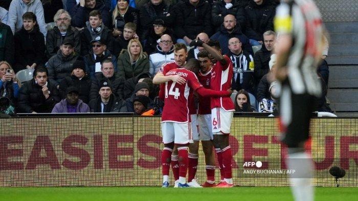 Striker Nottingham Forest Selandia Baru #11 Chris Wood (kiri) merayakan setelah mencetak gol kedua timnya selama pertandingan sepak bola Liga Utama Inggris antara Newcastle United dan Nottingham Forest di St James' Park di Newcastle-upon-Tyne, timur laut Inggris pada 26 Desember , 2023. (ANDY BUCHANAN / AFP)