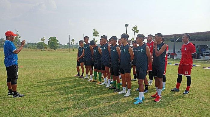 Pelatih PSMS Miftah langsung menggelar latihan dj lapangan sepakbola Labersa, Kabupaten Kampar, Riau, Jumat (13/10/2023) sore. Hal itu sebagai persiapan menghadapi PSPS.