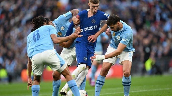 Gelandang Chelsea, Cole Palmer diapit pemain Manchester City saat laga semifinal Piala FA 2024, Sabtu (20/4/2024)