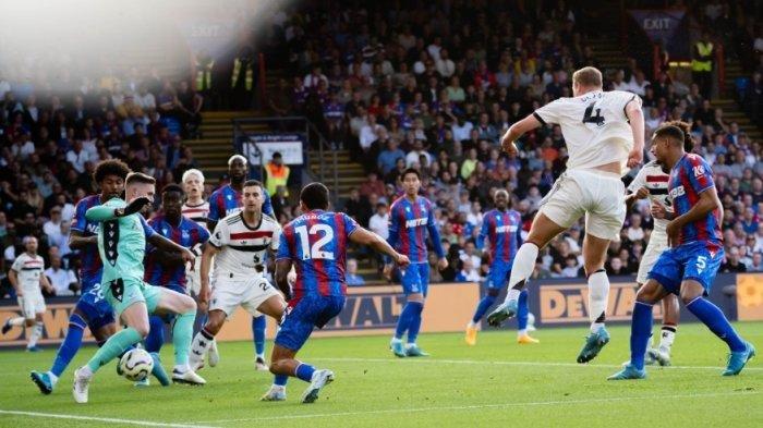 Aksi pemain Manchester United, Matthijs de Ligt menaduk bola ke arah gawang Crystal Palace pada pekan kelima Liga Inggris, Minggu (22/9/2024) dini hari WIB. (Twitter @ManUtd)