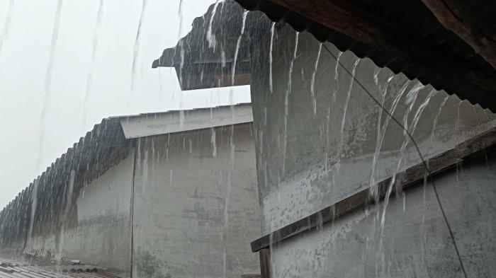 Cuaca ekstrim, hujan deras disertai petir terjadi di Kota Balige, Minggu (13/4/1025) sore. Akibatnya, aktivitas warga sekitar termasuk pelintas terganggu. 