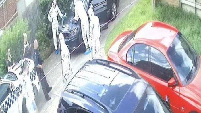 Saat pihak berwenang harus mengenakan pakaian pelindung untuk masuk ke dalam.