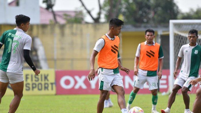 DAFTAR SUSUNAN PEMAIN- Pemain PSMS Medan melakukan official training di Stadion Baharuddin Siregar, Lubukpakam, Deliserdang, Senin (3/2/2025) pagi. Dalam duel ini, kedua tim menurunkan kekuatan penuhnya. 