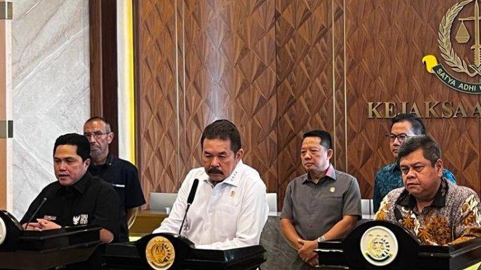 KORUPSI DANA PENISUN: Menteri BUMN Erick Thohir, Jaksa Agung ST Burhanuddin, Kepala BPKP Muhammad Yusuf Ateh dalam konferensi pers di Gedung Kejagung, Jakarta, Selasa (3/10/2023). (KOMPAS.com/YOHANA ARTHA ULY)