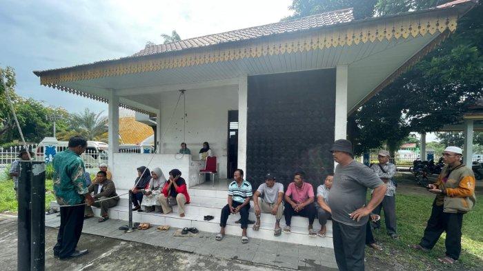 DATANGI DPRD : Puluhan warga Desa Paluh Kurau Kecamatan Hamparan Perak mendatangi kantor DPRD Deli Serdang, Rabu (16/4/2025). Mereka merupakan warga atau massa pendukung dari Kades Paluh Kurau, M Yusuf Batubara yang baru dipecat oleh Bupati Deli Serdang, dr Asri Ludin Tambunan.