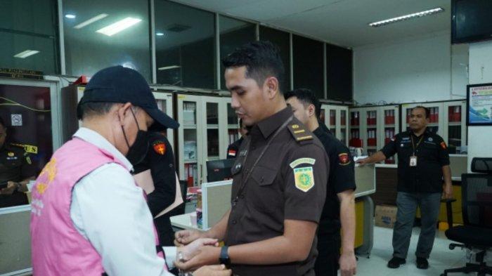 DIAMANKAN- Kejaksaan Tinggi Sumatera Utara (Kejatisu) disebut mengamankan Kepala Dinas Kebudayaan dan Pariwisata (Disbudpar) Sumatera Utara Zumri. Tampak Zumri mengenakan baju tahanan berbaju merah jambu, namun sejumlah Pejabat Pemrov mulai dari BKD, Kominfo, Pj Sekda Medan, dan Inspektorat malah bungkam.