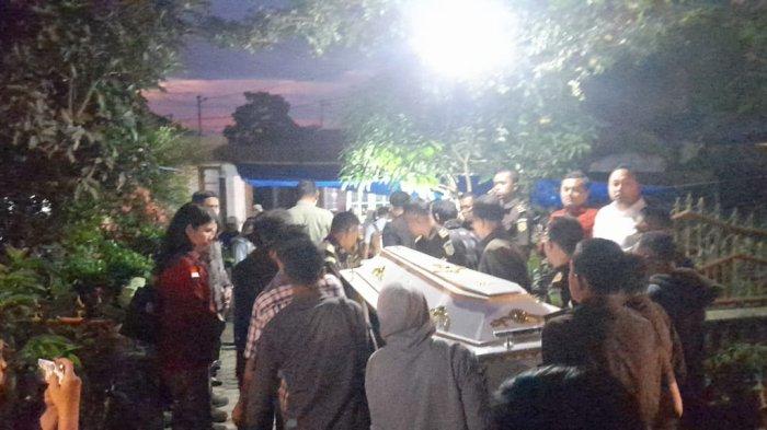 DIKENANG AKTIF BERGAUL : Jenazah almarhum Reynanda Primta Ginting, tiba di rumah duka di Desa Lambar, Kecamatan Tigapanah, Kabupaten Karo, Kamis (3/7/2025). Almarhum dikenal masyarakat sekitar, terutama kalangan pemuda aktif bergaul dan selalu ambil peran dalam semua kegiatan kemasyarakatan.