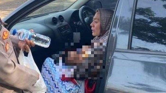 DITELANTARKAN SUAMI - Dede, seorang ibu asal Pangalengan menggendong bayinya yang berusia 4 bulan. Ia syok ditelantarkan suaminya di Masjid Kaum Ciawi saat perjalanan mudik, Selasa (1/4/2025).