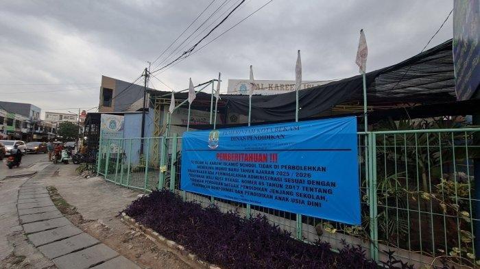 SEKOLAH DISEGEL -  Sekolah Al Kareem Islamic School di Jalan Baru Perjuangan RT 04 RW 11 Marga Mulya, Kecamatan Bekasi Utara, Kota Bekasi disegel atau diberhentikan beroperasi pada Selasa (17/6/2025).