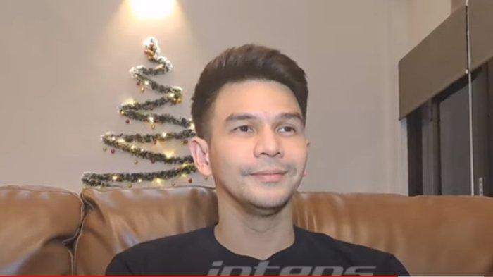 DIPERIKSA - Jonathan Frizzy, aktor senior yang diperiksa sebagai saksi kasus penyelundupan vape isi obat keras di Bandara Soekarno Hatta, Tangerang, Banten. Kasat Narkoba AKP Michael K. Tandayu menceritakan kronologi penangkapan tiga orang yang diduga menyelundupkan sejumlah vape yang berisikan obat keras jenis etomidate pada Maret 2025.