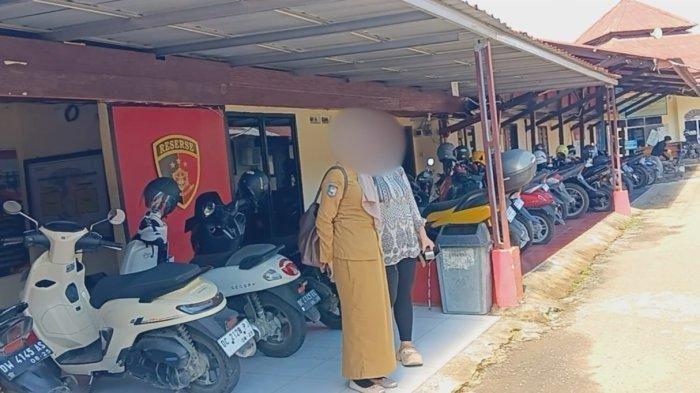 BAPAK ANIAYA ANAK - Lis saat memenuhi panggilan penyidik Polresta Mamuju atas laporan kekerasan oleh ayah kandungnya merupakan kepala dinas. Bermula dari ketika sang anak memergoki ayahnya selingkuh dengan kepala bidangnya.