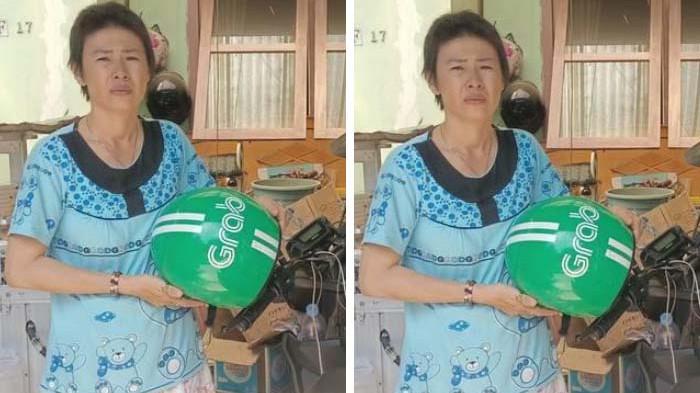 DRIVER RIBUT DENGAN KONSUMEN - (Kiri) Rosdewi (40) sedang berdiri di samping sepeda motor miliknya dan kardus hasilnya memulung, Selasa (22/7/2025). Ia tak kuasa menahan tangis dan kecewa setelah akunnya kena suspend akibat terlibat keributan dengan seorang konsumen pada Minggu (20/7/2025) sore.