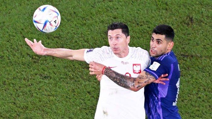 DUEL - Pemain Tim Nasional Polandia Robert Lewandowski (kiri depan) berduel memperebutkan bola dengan pemain Tim Nasional Argentina Cristian Romero pada pertandingan Grup C Piala Dunia 2022 di Stadium 974, Doha, Qatar, 30 November 30 2022. Polandia akan menghadapi Perancis pada laga babak 16 Besar yang digelar Minggu (4/12/2022) malam WIB.