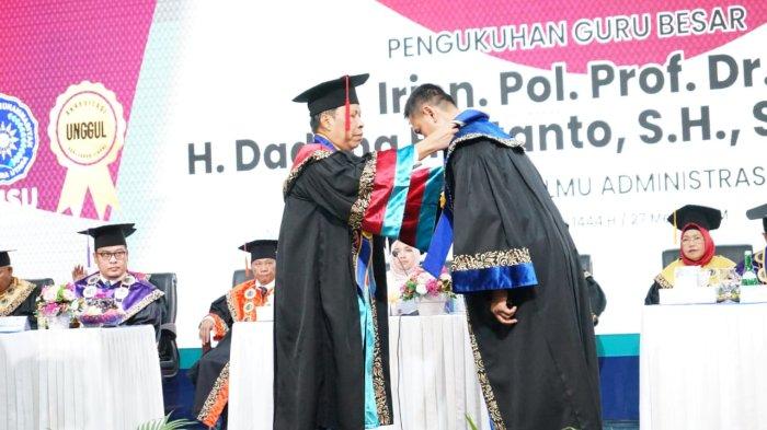 Rektor UMSU, Agusani saat mengukuhkan Irjen Dadang Hartanto sebagai guru besar administrasi publik Universitas Muhammadiyah Sumatera Utara, Sabtu (27/5/2023).