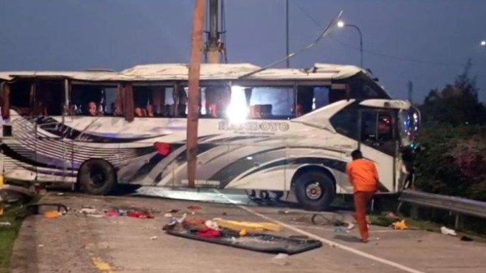 Daftar jumlah korban kecelakaan Bus Handoyo jurusan Yogyakarta-Bogor di Tol Cipali, Jumat (15/12/2023) sore. Kecelakaan ini terjadi di sekitar KM 73 Tol Cipali, Exit Tol Cikampek, Kecamatan Bungursari, Kabupaten Purwakarta, Jawa Barat. Sopir bus diduga tidak kuat mengendalikan kendaraan hingga menabrak pembatas jalan hingga terguling. (Tribun Jabar/Deanza Falevi)