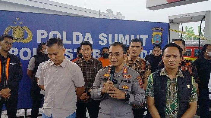 Dalam Konferensi Pers, Kapolrestabes Medan Kombes Gidion Arif Setyawan yang diwakili oleh Wakapolrestabes Medan AKBP Taryono Raharja menangkap ketiga pelaku tersangka BBM oplosan di SPBU di Jalan Flamboyan Raya, kelurahan Tanjung Selamat, Kecamatan Medan Tuntungan, Jum'at (7/3/2025)