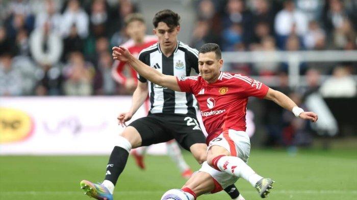 KALAH TELAK - Aksi bek Manchester United Diogo Dalot saat berhadapan dengan pemain Newcastle United. Dalam laga itu, Newcastle United menang telak 4-1 atas Manchester United pada pekan ke-32 Liga Inggris 2024-2025, Minggu (13/4/2025).