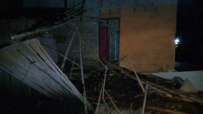 Sebuah rumah di Kabupaten Ciamis mengalami kerusakan pasca gempa yang berpusat di Barat daya Kabupaten Garut, Sabtu (27/4/2024) malam.