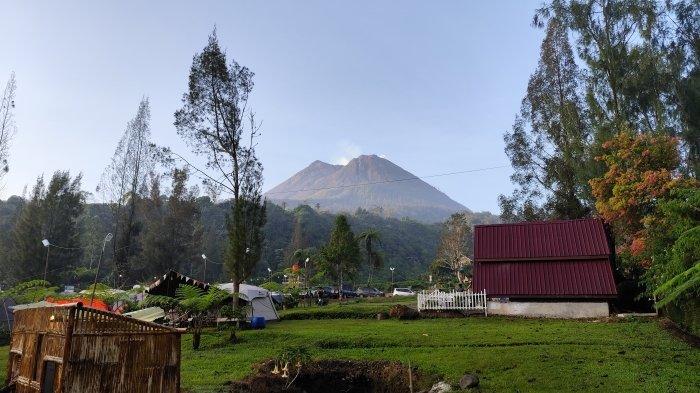Pemandangan indah Gunung Sinabung dari Camping Ground Lentera Danau Laukawar, Desa Kita Gugung, Kecamatan Naman Teran, Kabupaten Karo.