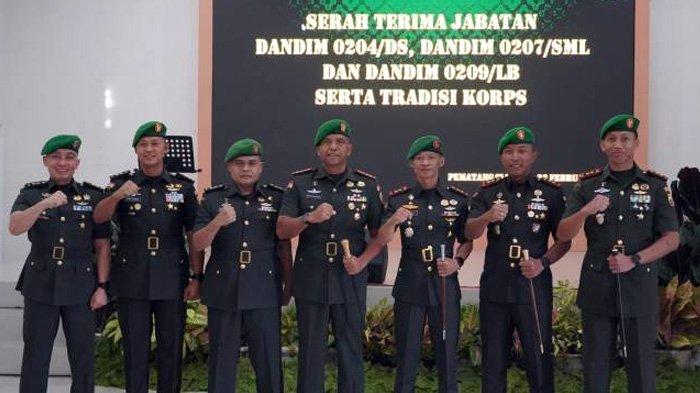 Danrem 022/PT Kolonel Inf Agustatius Sitepu (tengah/empat dari kiri) saat sertijab tiga Dandim di Aula Makorem 022/PT Jalan Asahan km 3,5 Kecamatan Siantar, Kabupaten Simalungun, Rabu (28/2/2024). (Dok.Penerangan Korem 022/PT)