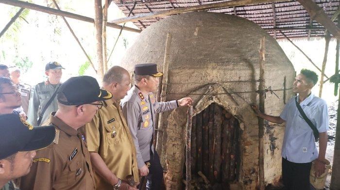 Kapolda Sumut Irjen Pol Agung Setya didampingi Bupati Langkat Syah Afandin dan Kapolres Langkat turun langsung ke lokasi dapur arang yang menyebabkan hutan arang rusak pada pada Jumat (28//72023) lalu.