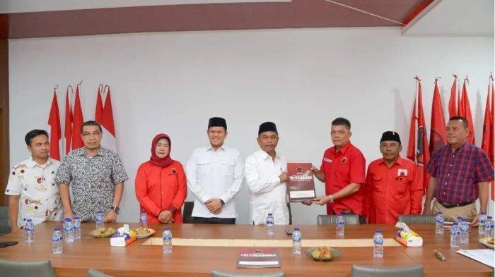 Darma Wijaya dan Adlin Tambunan saat mendaftar ke PDIP sebagai calon Bupati dan wakil Bupati Sergai.