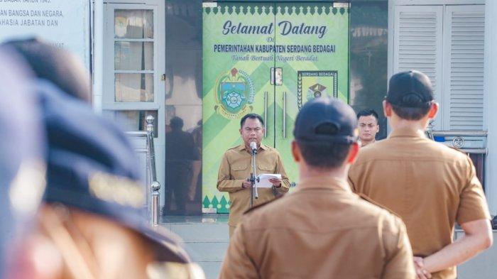 Bupati Serdang Bedagai (Sergai) H. Darma Wijaya memimpin apel gabungan di halaman Kantor Bupati Sergai, Sei Rampah, Senin (20/3/2023).