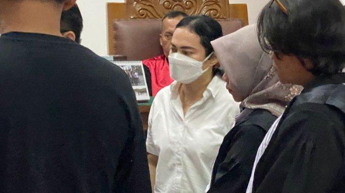 Terdakwa Darmawati saat menghadiri persidangan di Pengadilan Negeri (PN) Jakarta Selatan, Selasa (20/5/2025).