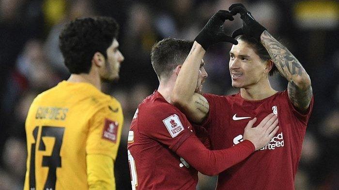 Striker Liverpool, Darwin Nunez (kanan), merayakan gol ke gawang Wolverhampton Wanderers dalam laga babak ketiga Piala FA di Stadion Anfield, Sabtu (7/1/2023).