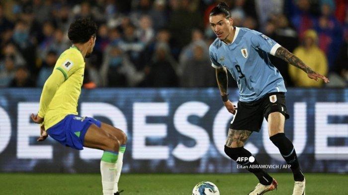 Bek Brasil Marquinhos (Kiri) dan penyerang Uruguay Darwin Nunez berebut bola saat pertandingan sepak bola kualifikasi Piala Dunia 2026 zona Amerika Selatan di Stadion Centenario, pada 17 Oktober 2023.
