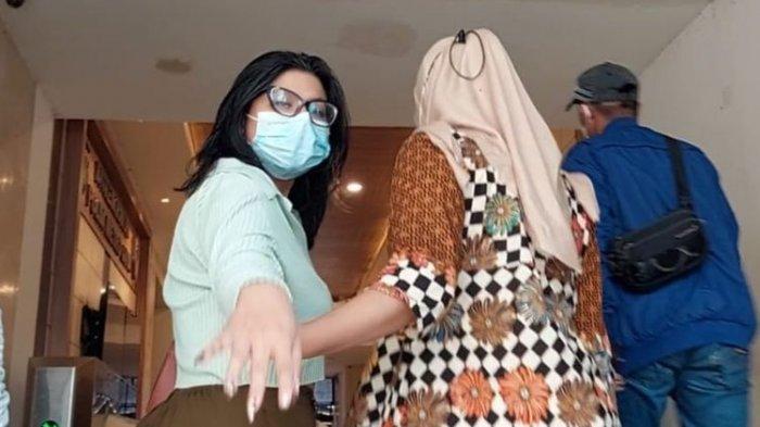 Dea OnlyFans saat berjalan menuju ruang penyidik Subdit Siber Ditreskrimsus Polda Metro Jaya, Jumat (25/3/2022).
