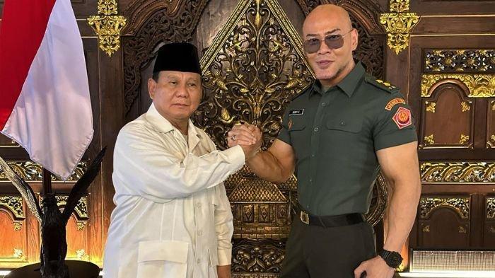 SALAM KOMANDO- Presiden RI Prabowo Subianto saat salam komando dengan Deddy Corbuzier beberapa waktu lalu.