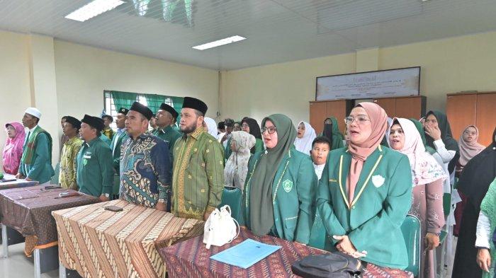 Ketua PW Al Jam'iyatul Washliyah (Al Washliyah) Sumatera Utara Ustad Dedi Iskandar Batubara melantik Pengurus Daerah (PD) Angkatan Putri Al-Washliyah Kabupaten Dairi, di Gedung MAN Dairi, Kota Sidikalang, Sabtu (13/1/2024).