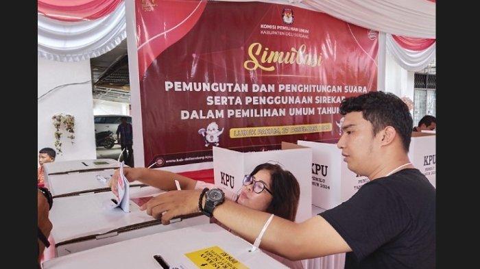 Simulasi pemungutan dan penghitungan suara di KPU Deli Serdan, Rabu (27/12/2023).