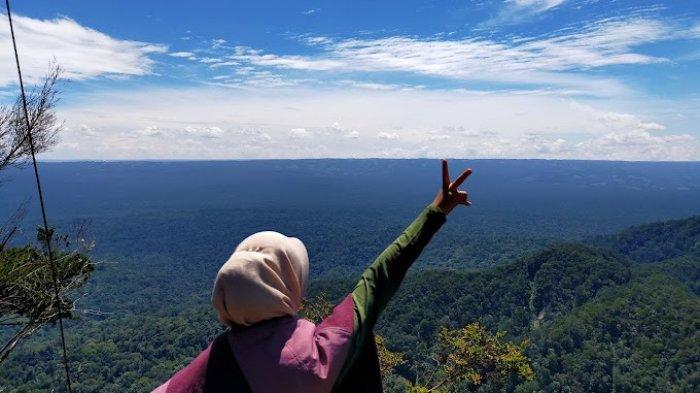 Puncak Delleng Simpon di Desa Ulu Merah, Kecamatan Sitellu Tali Urung Jehe, Kbaupaten Pakpak Bharat yang asri dan indah.