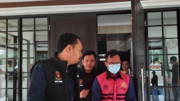 SELEWENGKAN DANA DESA - M. Gian Gandana Sukma (MGS), Sekretaris Desa Cipaku, Kecamatan Kadipaten, Majalengka ditetapkan sebagai tersangka kasus dugaan penyalahgunaan keuangan desa tahun 2025. Ia menyelewengkan dana desa Rp513 juta untuk membeli diamond ML