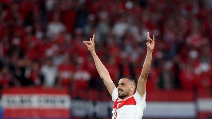 Bek Turki #03 Merih Demiral membuat gerakan tangan yang kontroversial saat merayakan gol kedua timnya selama pertandingan sepak bola babak 16 besar UEFA Euro 2024 antara Austria dan Turki di Stadion Leipzig di Leipzig pada 2 Juli 2024. (Ronny HARTMANN / AFP)