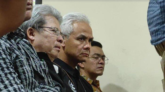 Dengan Serius, Ganjar Pranowo ikuti sidang Palti Hutabarat. Terlihat mata memerah dan berkaca-kaca saat Palti Hutabarat bacakan pleidoi di ruang Cakra, PN Kisaran, Selasa (30/7/2024). (Alif Alqadri Harahap/tribun-medan.com)