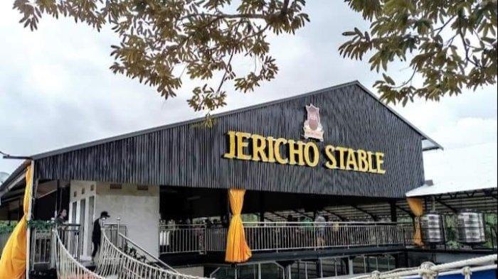 Bupati Sergai Darma Wijaya dan Wakilnya Adlin Tambunan bersama Menparekraf Sandiaga Uno menikmati aliran sungai Bah Bolon sambil berarung jeram yang menjadi satu di antara destinasi wisata di kawasan Sergai.