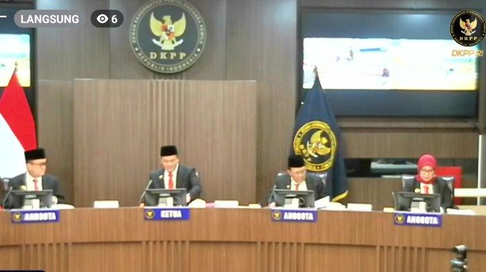 Dewan Kehormatan Penyelenggara Pemilu (DKPP) menggelar sidang pemeriksaan dugaan pelanggaran Kode Etik Penyelenggara Pemilu (KEPP) terhadap dua perkara perihal kelengkapan persyaratan bakal calon Bupati Mandailing Natal (Madina).