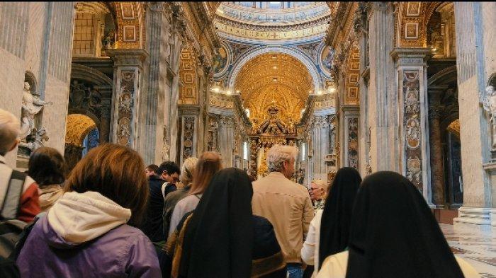 LAPORAN Sr Angela Siallagan FCJM, dari Vatikan: Kondisi saat ini di Vatikan, Roma, Kamis (24/4/2025) sangat ramai. Banyak pengunjung sedang antrian untuk melayat dan mengucapkan selamat jalan kepada Paus Fransiskus, pemimpin tertinggi Gereja Katolik. (Foto Angela Siallagan FCJM)